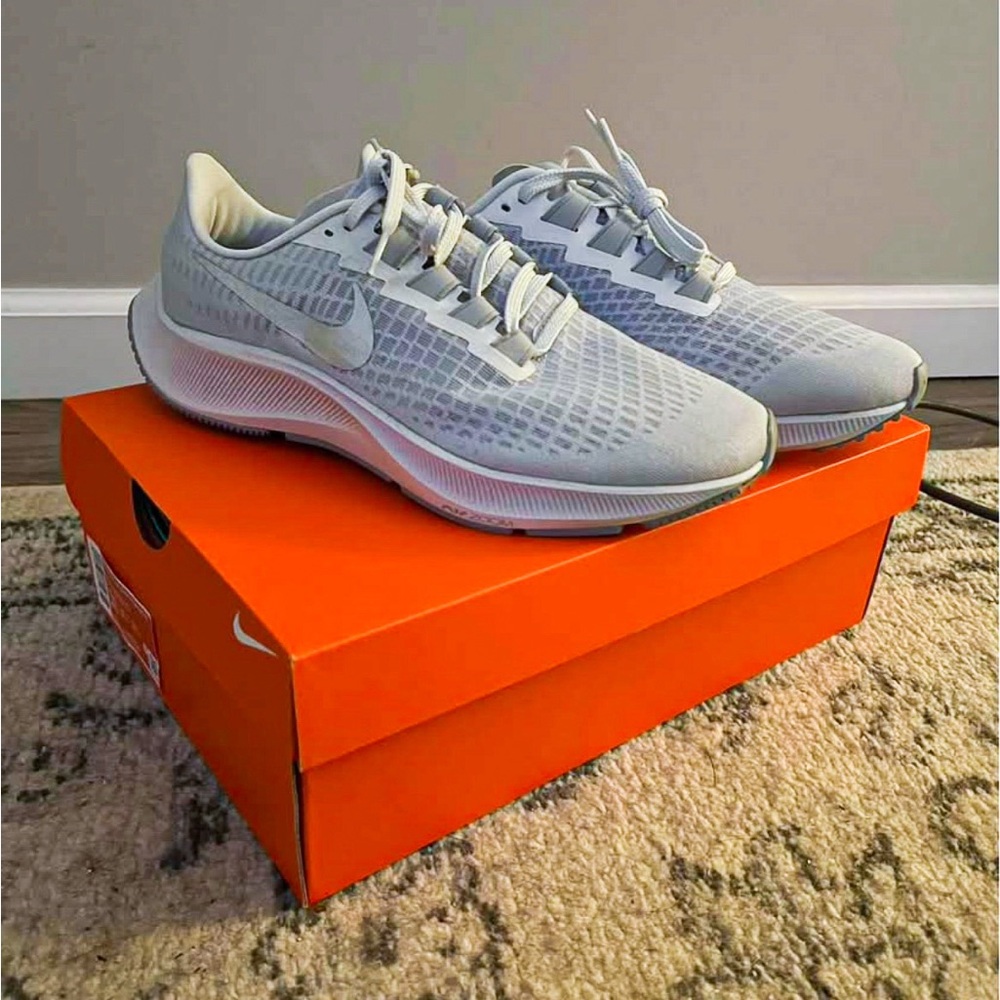 Nike Women's Light Gray Running Shoes